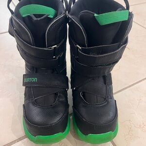 Burton Youth Progression XS Snowboard Boots in Black and Green